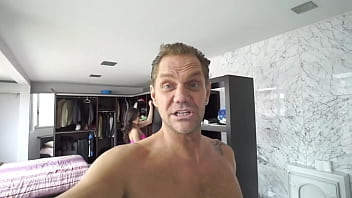 Un cruce de miradas que enciende la tensión dos cuerpos distintos que se buscan se retan y se entregan con intensidad dejando al espectador frente a un choque de energía cruda y deseo desbordado