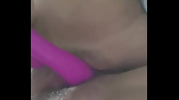 Jugando con los vibradores que le compre