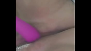 Jugando con los vibradores que le compre