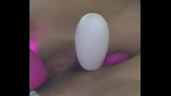 Jugando con los vibradores que le compre