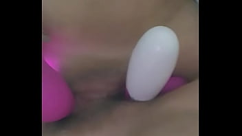 Jugando Con Los Vibradores Que Le Compre thumbnail