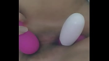 Jugando con los vibradores que le compre