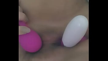 Jugando Con Los Vibradores Que Le Compre thumbnail