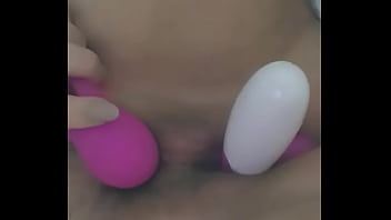 Jugando con los vibradores que le compre