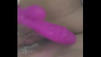 Jugando con los vibradores que le compre