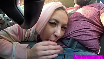 Acelerando la pasión maduro y veinteañera en marcha y parada