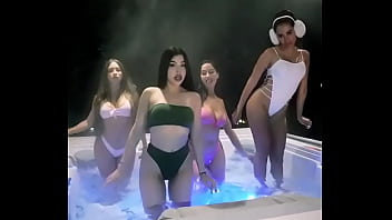 Cantora anitta provocando em banheira com mulheres