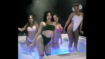 Cantora anitta provocando em banheira com mulheres