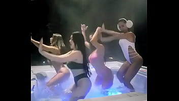 Cantora anitta provocando em banheira com mulheres