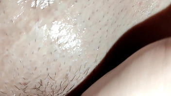 Fudendo a buceta no banheiro gozando dentro e deixando pingar porra da xoxota dela