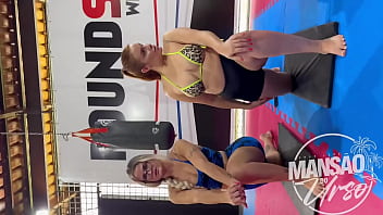 Ficamos excitadas malhando e tiramos toda a roupa