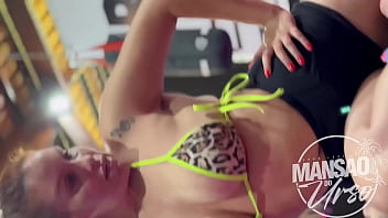 Ficamos excitadas malhando e tiramos toda a roupa