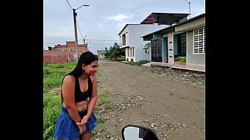 Despues de la fiesta chica espera el uber y la convenso de ir a mi casa