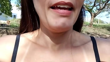Influencer muito linda e gostosa me parou na rua e pediu para chupar meu pau