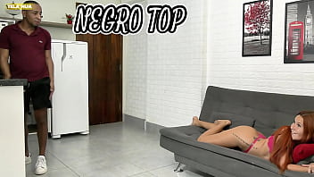 Carla santos já chegou tirando a concentração do vizinho que foi arrumar a torneira do seu ap