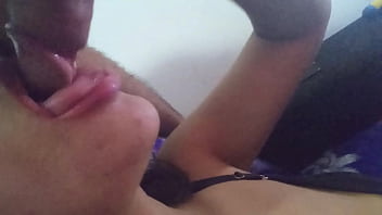 Colocando a mulher do meu amigo pra chupa
