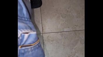 Solprende a la vecina muy sexy y me saca la verga y la follo de una