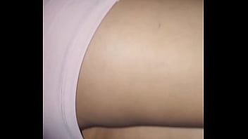 Solprende a la vecina muy sexy y me saca la verga y la follo de una