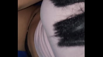 Solprende a la vecina muy sexy y me saca la verga y la follo de una