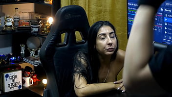 Ela ficou toda feliz depois de ser chupada na mesa do podcast foi toda lambida e ficou molhadinha que tesuda renatinha mello pápum no barraco