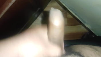 Joven latino se prepara para follar duro a la puta de su hermanastra