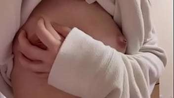 素人女子大生が胸を揉む