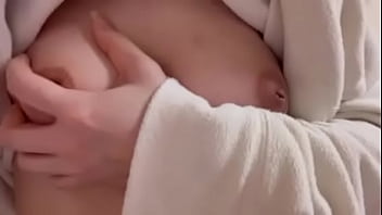 素人女子大生が胸を揉む