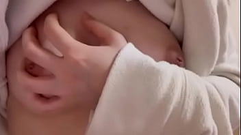 素人女子大生が胸を揉む