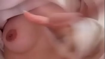 素人女子大生が胸を揉む