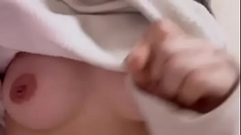 素人女子大生が胸を揉む