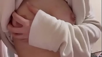 素人女子大生が胸を揉む