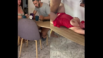 Casero amateur madura y joven segunda parte en el comedor
