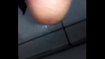 Negão gozando com muito leite