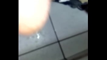 Negão gozando com muito leite