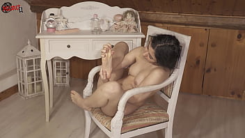 Putting oil on my sexy feet dollscult