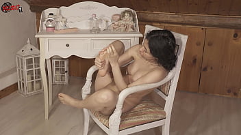 Putting oil on my sexy feet dollscult