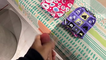 Padrastro pervertido frota los calzoncitos de su hijastra en su verga y termina follandola hasta correrse