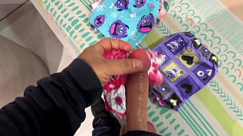 Padrastro pervertido frota los calzoncitos de su hijastra en su verga y termina follandola hasta correrse