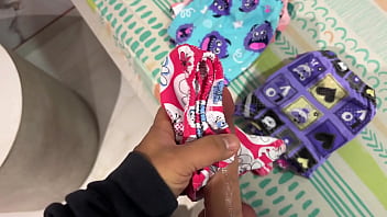 Padrastro pervertido frota los calzoncitos de su hijastra en su verga y termina follandola hasta correrse