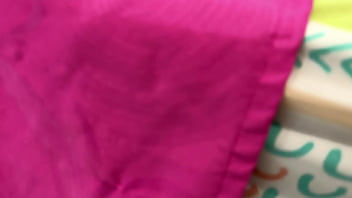 Padrastro pervertido frota los calzoncitos de su hijastra en su verga y termina follandola hasta correrse