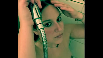 Une bonne douche détente après m’être faite bien démonter et évidemment