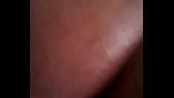 Metiendole el dedo por atrás