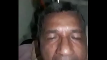 Viejo Verde Mamá Vajina Virtual Para Seducir A La Chica Pero Con Esa Mamada Cibernética Hace Vibrar A Quien Sea thumbnail