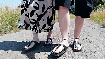 Barfuß in birkenstocks in der natur