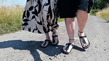 Barfuß in birkenstocks in der natur