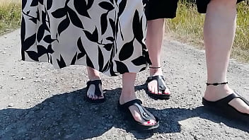 Barfuß in birkenstocks in der natur