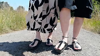 Barfuß in birkenstocks in der natur