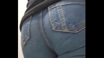 Calça jeans torando minha bucetinha