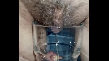 Troia pelosa piscia nel bicchiere aug 22 2025