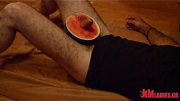 O Sklavos Mas Gamaei To Karpouzi thumbnail